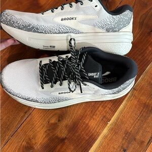 Brooks Men's Athletic Shoes - Cream and Black